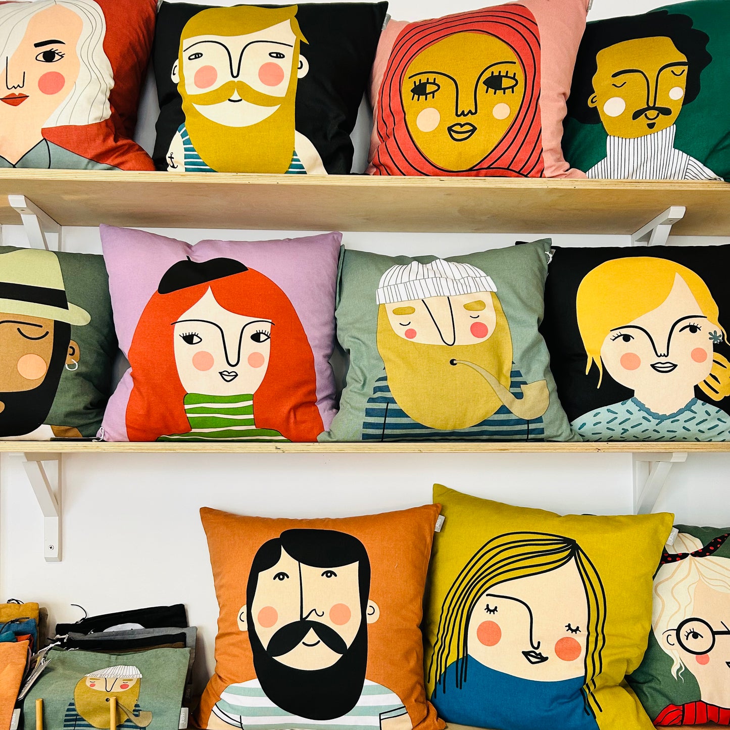 Friends cushion/cover - Astrid